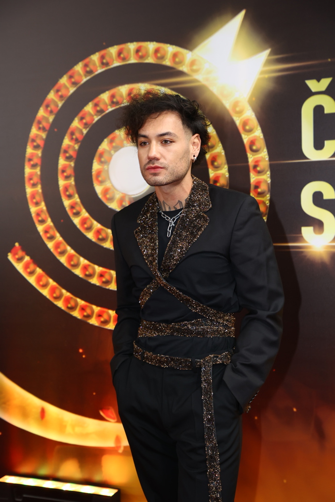 FOTO: Zpěvák Renne Dang vynesl netradiční outfit. – stránka 9