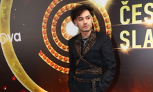 Renne Dang zapózoval na červeném koberci.