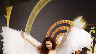 FOTO: Režisérka Eva Toulová na červeném koberci.