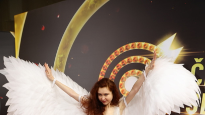 FOTO: Eva Toulová jako anděl se vším všudy.