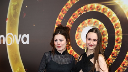 FOTO: Sára Korbelová dorazila s kamarádkou.