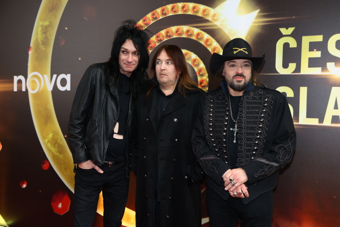 FOTO: Robert Kodym s kolegy z kapely Lucie. – stránka 7