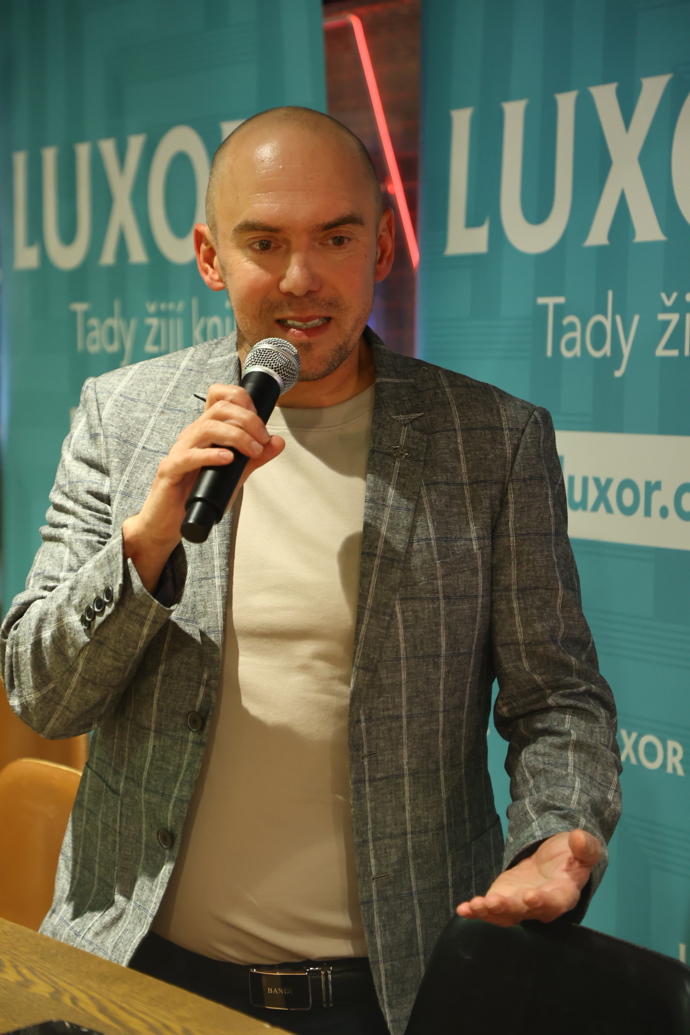 FOTO: Láďa Hruška vydal novou knihu. – stránka 2