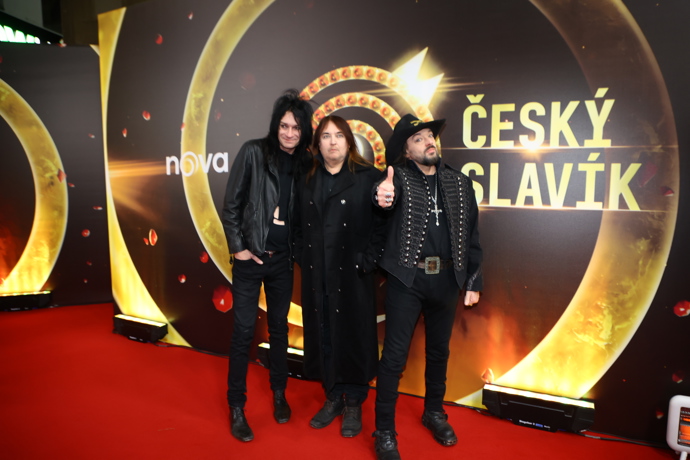 FOTO: Robert Kodym s kolegy z kapely Lucie. – stránka 6