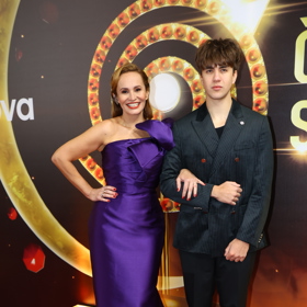 Zpěvačka ukázala také stříbrné střevíčky, kterými doplnila své fialové šaty. 