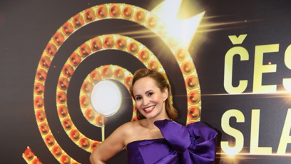 FOTO: Monika Absolonová ve fialové róbě.