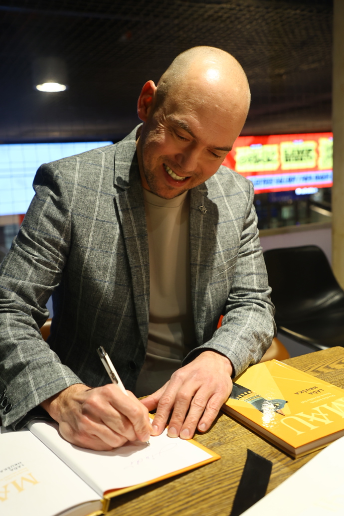 FOTO: Láďa Hruška se podepisoval fanouškům.
