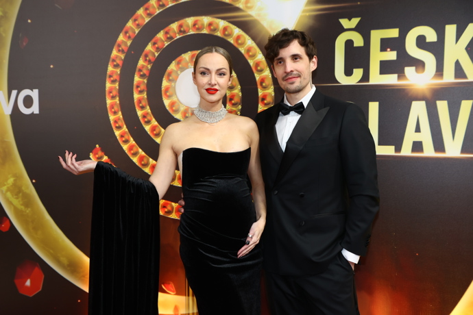 FOTO: Čestmír Strakatý po boku své krásné partnerky. – stránka 2