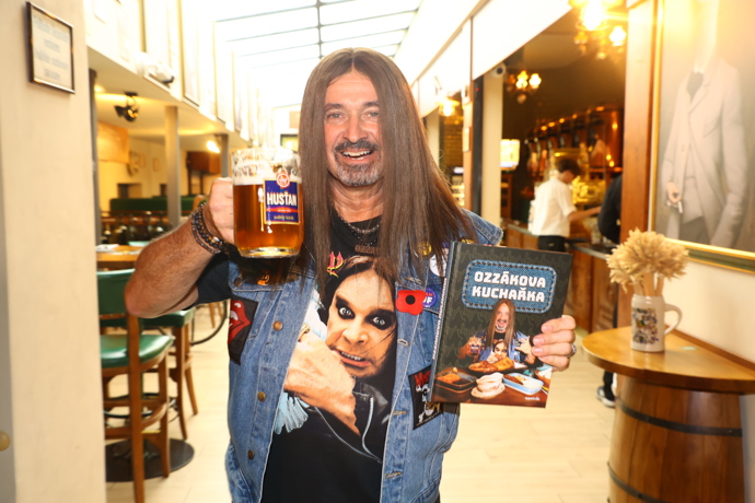 FOTO: Martin Dejdar pokřtil Ozzákovu kuchařku. – stránka 44