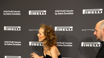 FOTO: Eva Herzigová měla problém s podpatkem.