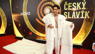 FOTO: Honza Bendig dorazil celý v bílém.