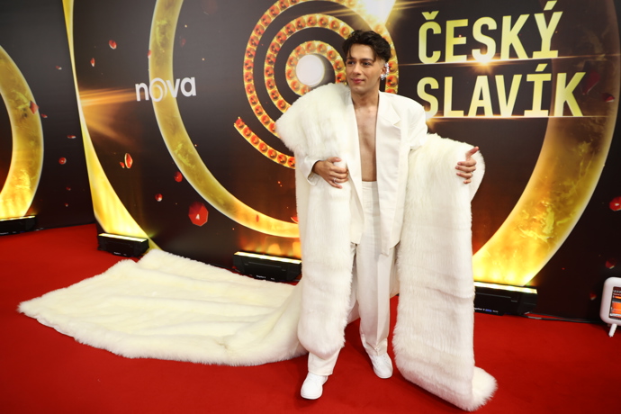 FOTO: Honza Bendig dorazil celý v bílém. – stránka 17