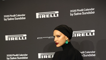 FOTO: Irina Shayk měla výrazné doplňky.