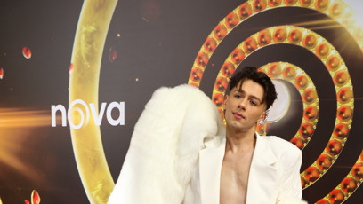 FOTO: Jan Bendig ukázal holou hruď.