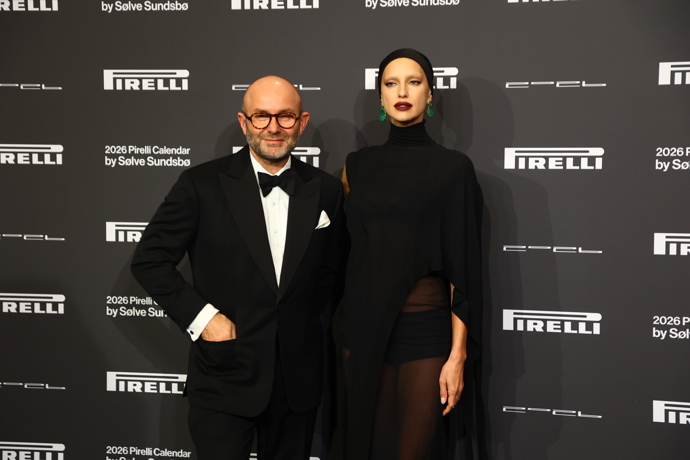 FOTO: Ruská modelka a herečka Irina Shayk na odhalení nového kalendáře Pirelli po boku fotografa Sølve Sundsbø. – stránka 16