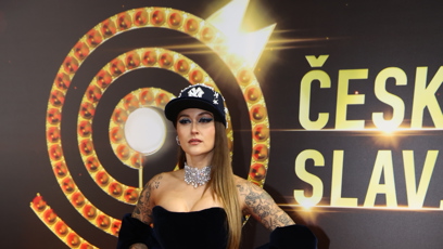 FOTO: Sharlota doplnila róbu o kšiltovku.