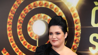 FOTO: Leona Šenková zahalená do černé.