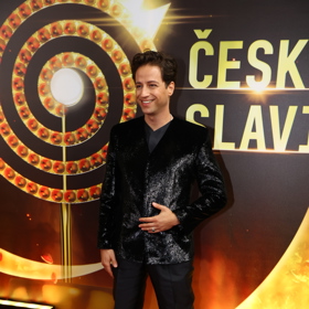 Milan Peroutka v elegantním obleku.