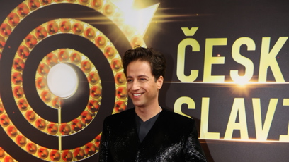 FOTO: Milan Peroutka v elegantním obleku.