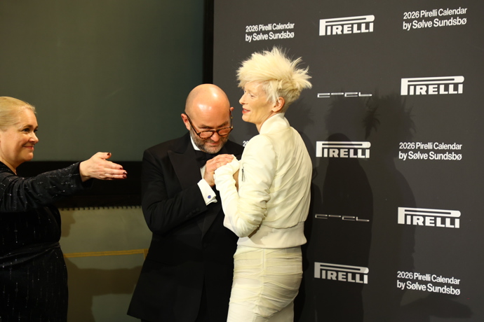 FOTO: Sølve Sundsbø líbá ručku herečky Tildy Swinton. – stránka 3