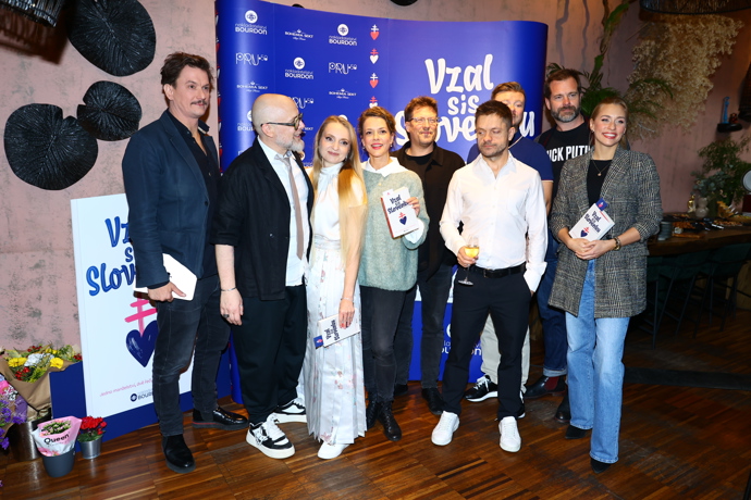 FOTO: Sára Milfajtová vystoupila na křtu knihy Vzal sis Slovenku. – stránka 7