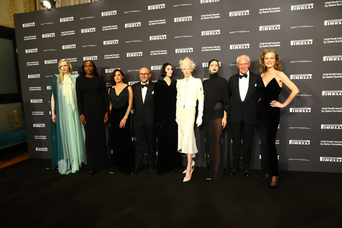 FOTO: Evu Herzigovou, Irinu Shayk, Gwendoline Christie, Tildu Swinton, Isabellu Rossellini a Venus Williams. Všechny jmenované dámy nafotily nový kalendář Pirell a nemohly chybět u jeho představení. – stránka 46