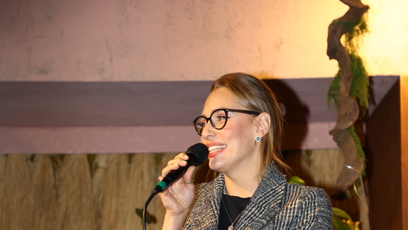 FOTO: Sára Milfajtová zazpívala na křtu knihy Vzal sis Slovenku.