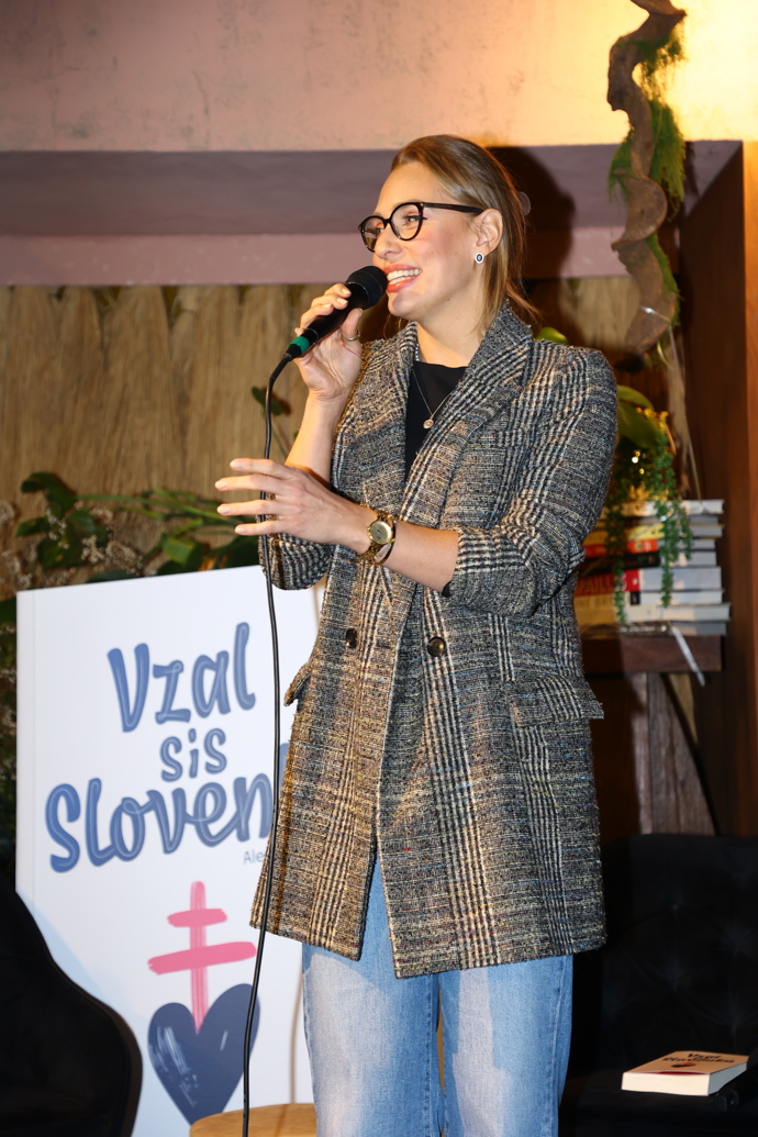 FOTO: Sára Milfajtová zazpívala na křtu knihy Vzal sis Slovenku. – stránka 2