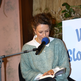 Andrea Růžičková během křtu knihy Vzal sis Slovenku. 