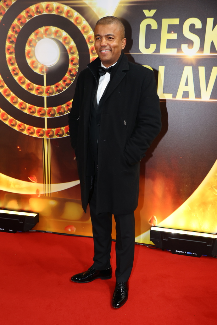 FOTO: Moderátor Rey Koranetng. – stránka 2