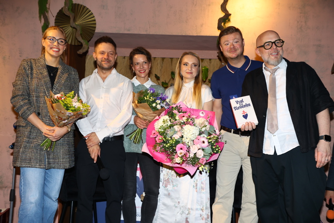 FOTO: Sára Milfajtová zazpívala na křtu Vzal sis Slovenku.