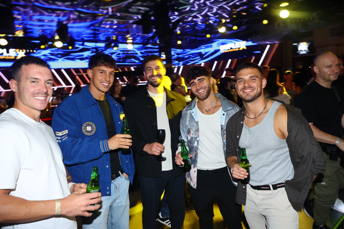 FOTO: Daniel Minich, Tadeáš Vilhelm, Tomáš Ždímal, Lu Jambor a Adam Štrba na party. – stránka 62