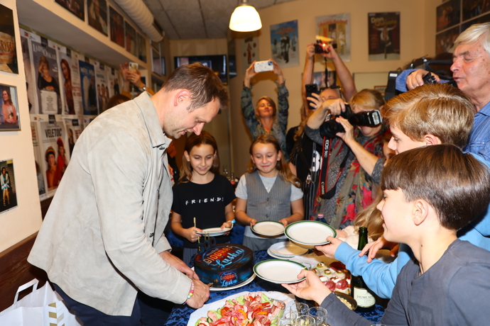 FOTO: Po repríze se slavilo v zákulisí. – stránka 9