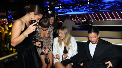 FOTO: Lenka Holubová měla také pěkně hluboký dekolt.