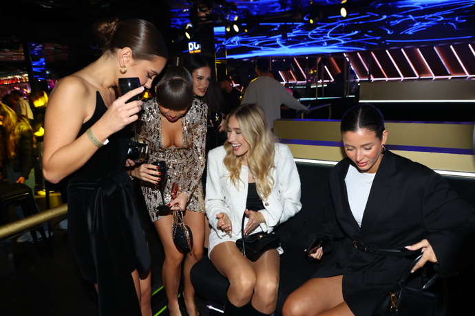 FOTO: Lenka Holubová měla také pěkně hluboký dekolt. – stránka 58