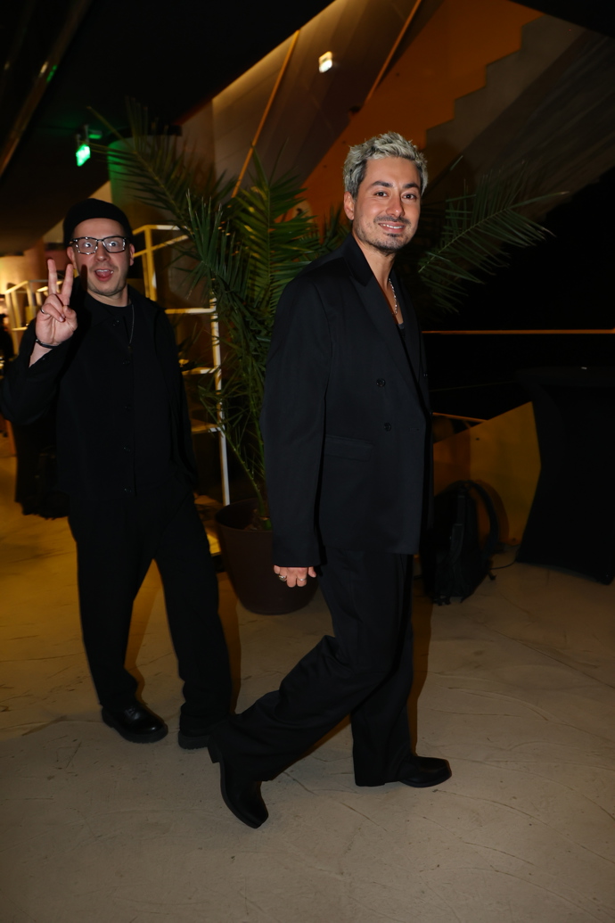 FOTO: Mirai míří do sálu. – stránka 15