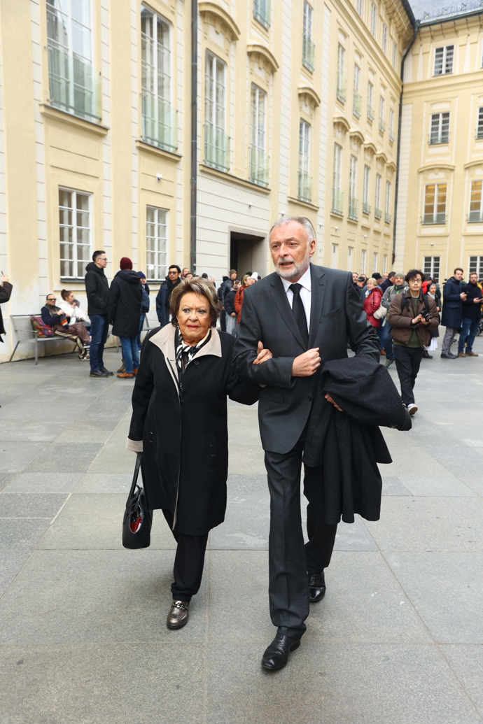 FOTO: Na Pražský hrad již dorazila i herečka Jiřina Bohdalová. – stránka 23