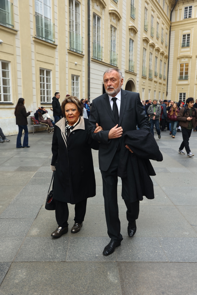 FOTO: Na Pražský hrad již dorazila i herečka Jiřina Bohdalová. – stránka 21
