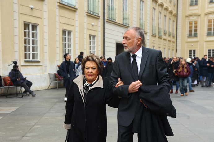 FOTO: Na Pražský hrad již dorazila i herečka Jiřina Bohdalová – stránka 20