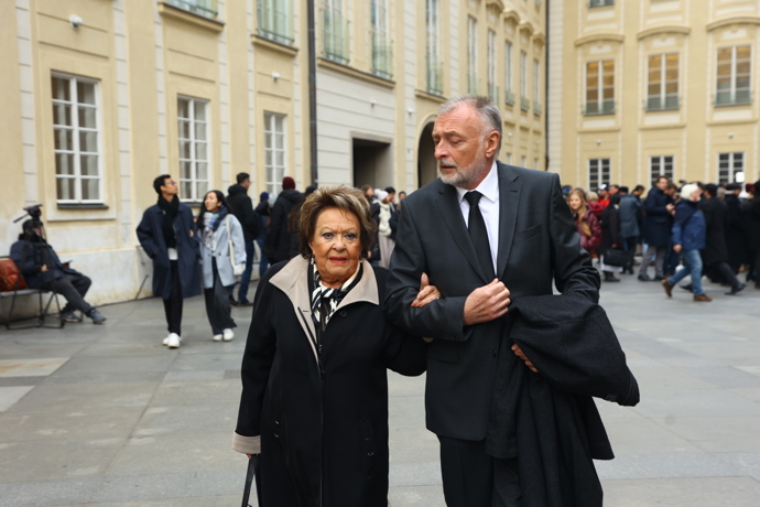 FOTO: Na Pražský hrad již dorazila i herečka Jiřina Bohdalová. – stránka 19