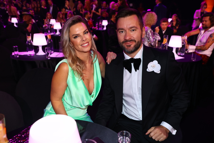 FOTO: Marek Ztracený po boku své krásné paní. – stránka 9