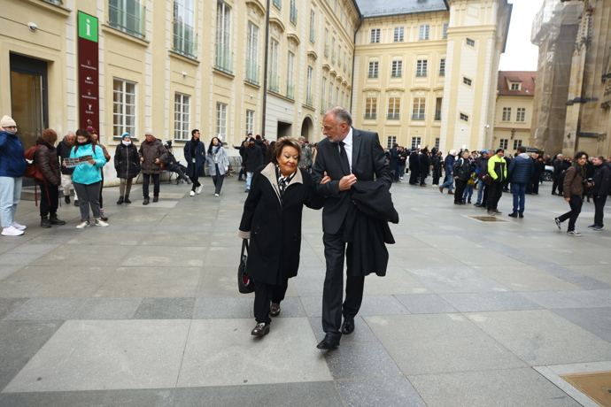 FOTO: Na Pražský hrad již dorazila i herečka Jiřina Bohdalová. – stránka 18