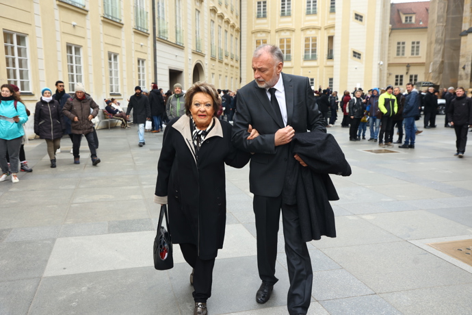 FOTO: Na Pražský hrad již dorazila herečka Jiřina Bohdalová. – stránka 17