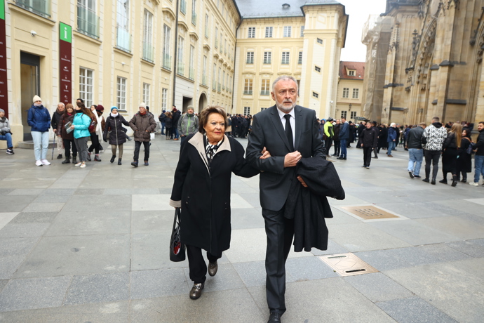 FOTO: Na Pražský hrad již dorazila i herečka Jiřina Bohdalová. – stránka 15