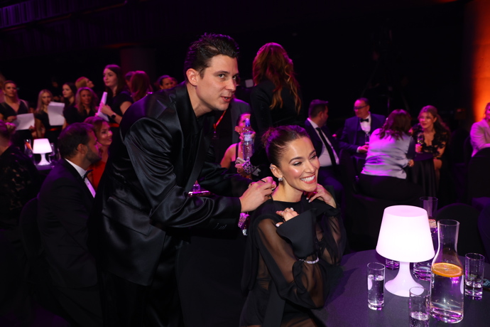 FOTO: Sebastian pomáhal Andree se šatama. – stránka 4