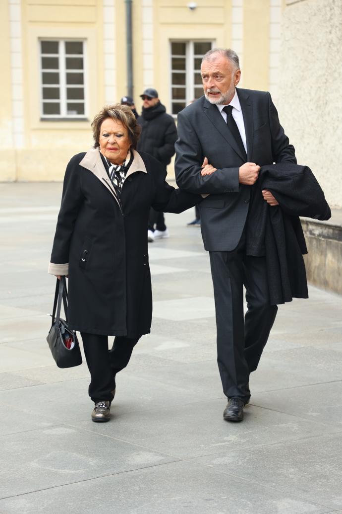 FOTO: Herečka Jiřina Bohdalová dorazila na poslední rozloučení s Dominikem Dukou. – stránka 10