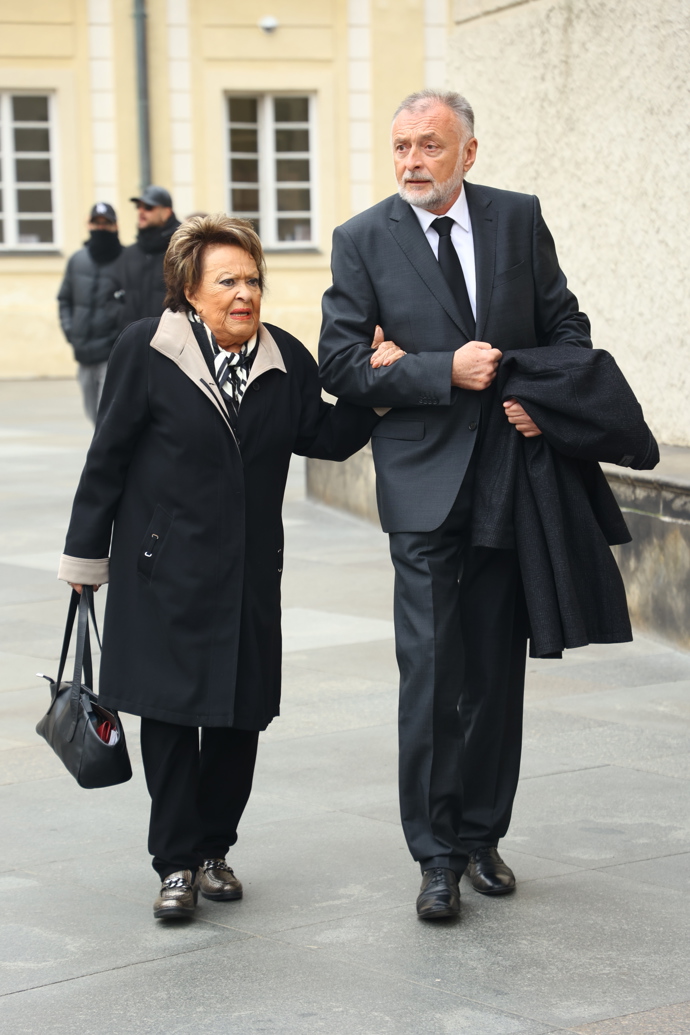 FOTO: Herečka Jiřina Bohdalová dorazila na poslední rozloučení s Dominikem Dukou. – stránka 9