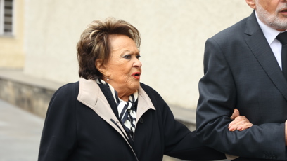 FOTO: Herečka Jiřina Bohdalová dorazila na poslední rozloučení s Dominikem Dukou.