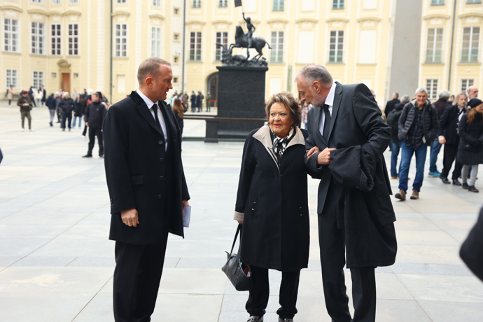 FOTO: Česko se loučí s kardinálem Dominikem Dukou. – stránka 17