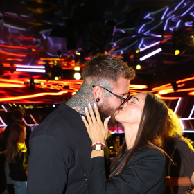 Adriana Krištofová a Jan Pešek při polibku.